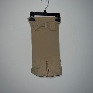 NWOT SKIMS SHAPEWEAR SEAMLESS SCULPT STRAPLESS SHORTIE BODYSUIT CLAY SMALL